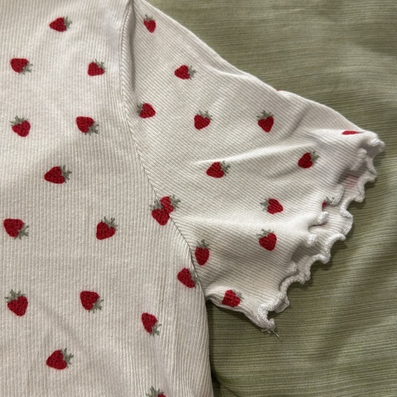 Hollister Must-Have Collection Strawberry Print Ribbed Baby Tee - Picture 3 of 5